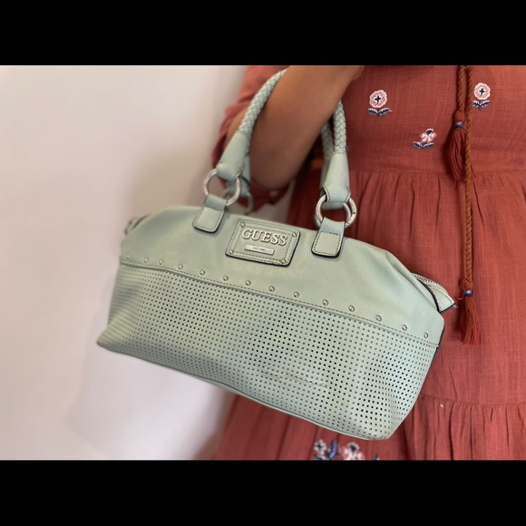 It’s original Guess bag I had hardly used it six months that do not continues - Picture 4 of 6